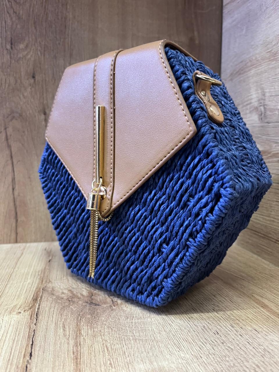 Cartera cuero rosado de paja azul biodegradable